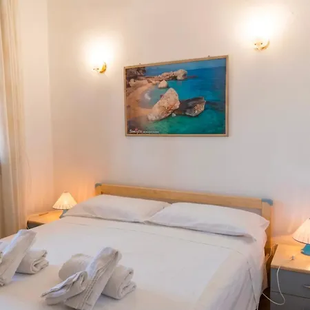 Francis Garden Seaview - *